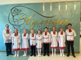 «Шишор» мари халык фольклор ансамбле белән аның җитәкчесе Олеся Антипова таныштыра