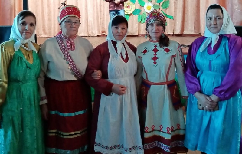 Участники фольклорного кружка« Сударушка»