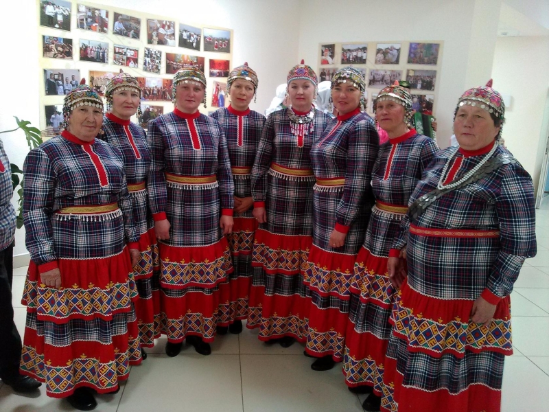 На изображении участники творческого коллектива в чувашских народных костюмах. . Всего восемь участников.