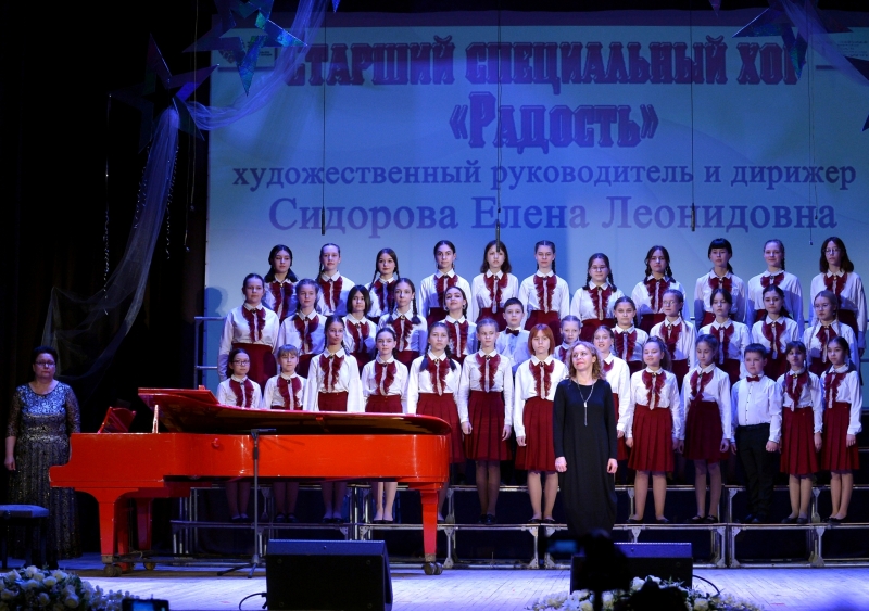 Выступление хора на отчетном концерте школы