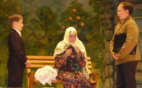 Кадр из спектакля "Кызыл алмалар"