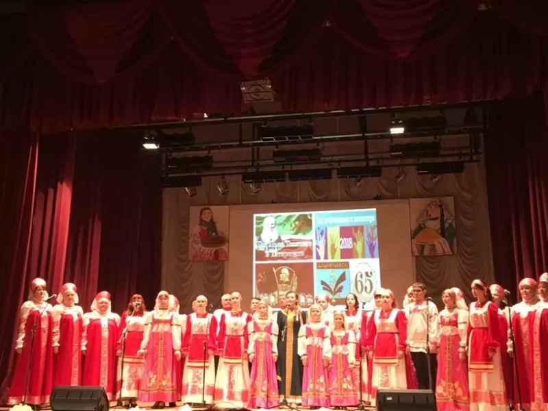 На фото участие народного хора "Околица" на отчетном концерте в 2018 году.