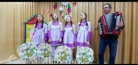 Детский вокальный ансамбль "Солнышко" на сцене СДК готовится на конкурс