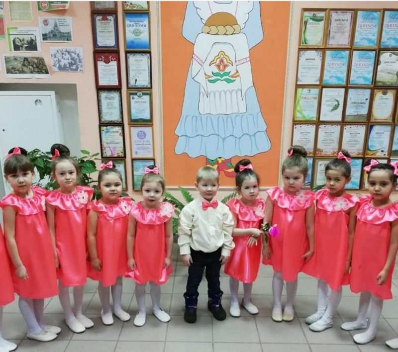 Детский хореографический ансамбль "Непоседы" перед концертом