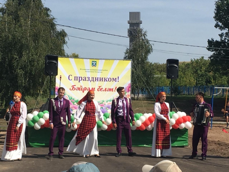 Выступление Народного ансамбля песни и танца "Кичке җыр"
