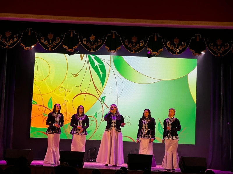 Выступление Народного ансамбля песни и танца "Кичке җыр"