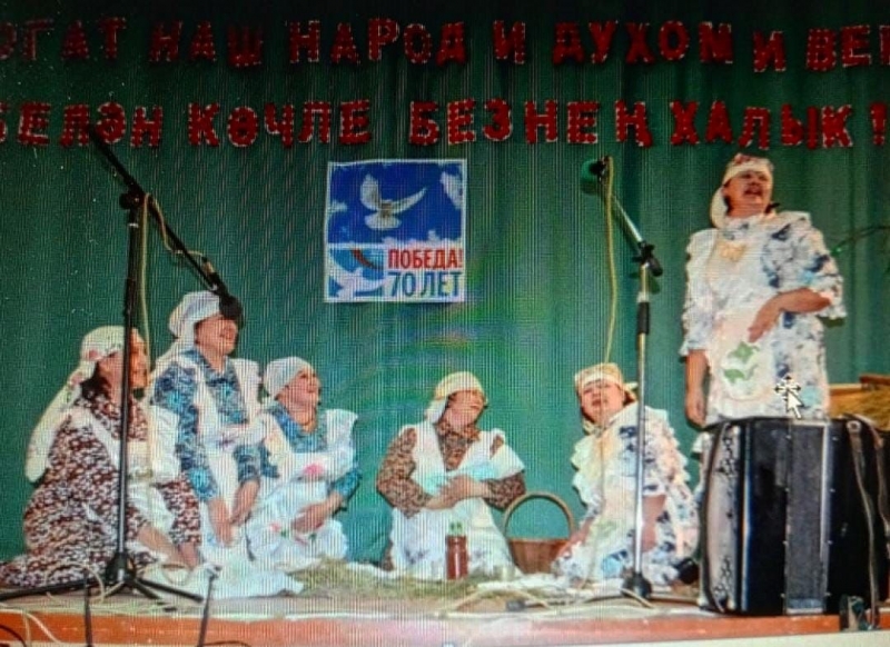 на фото изображен фольклорный коллектив