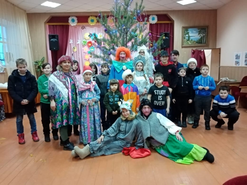 Творческая команда театрального коллектива на празднике