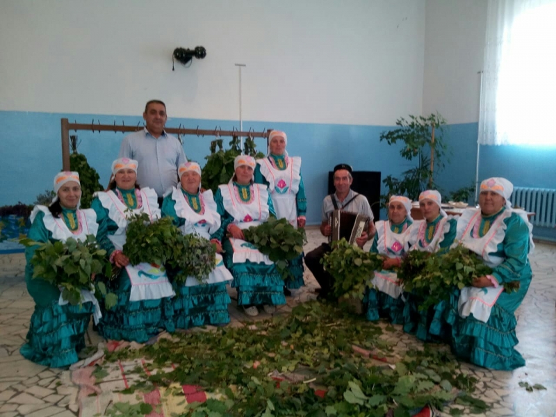 Фольклор коллективының себерке бәйләү күренеше.