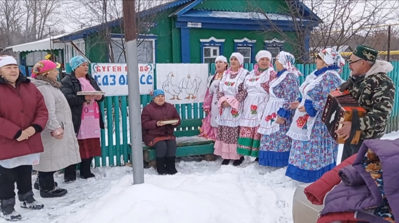 Коллектив "дуслык". Национальный традиционный народный праздник"Каз өмэсе".Пришли в гости песнями,угощениями.Пели гармонистом народную песню.Одели национальные костюмы.и