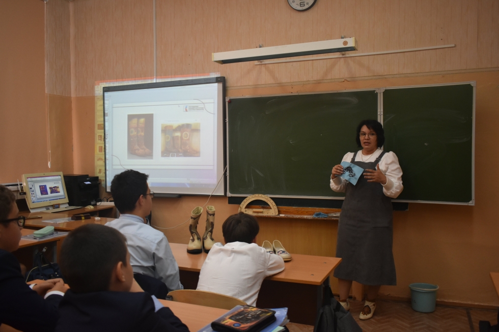 Казанских школьников познакомили с татарской кожаной мозаикой