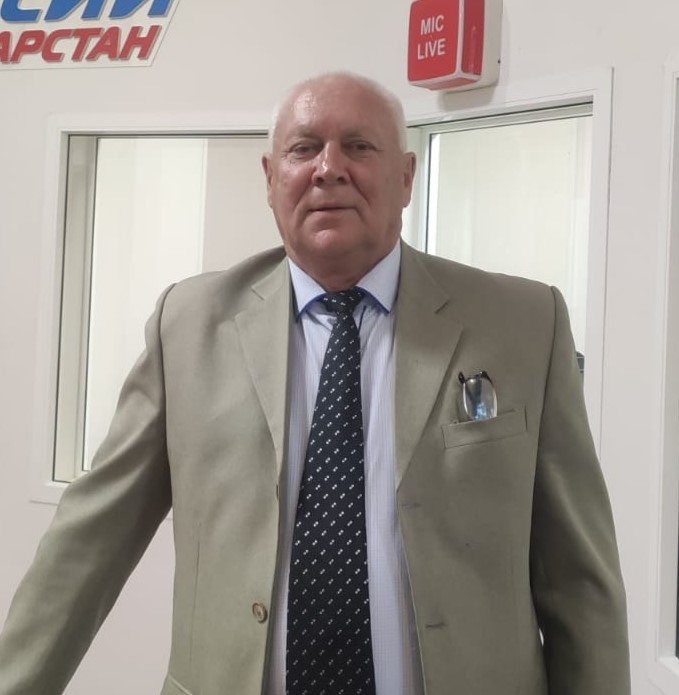 Укытучы көне алдыннан Татарстанның атказанган укытучысы, әдәби тәнкыйтче Рамазан Кәбиров белән сөйләшәбез