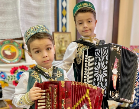 «Милли кунакханә»нең яңа сезондагы беренче кунаклары – яшь баянчылар Аяз һәм Галиәскәр Закировлар