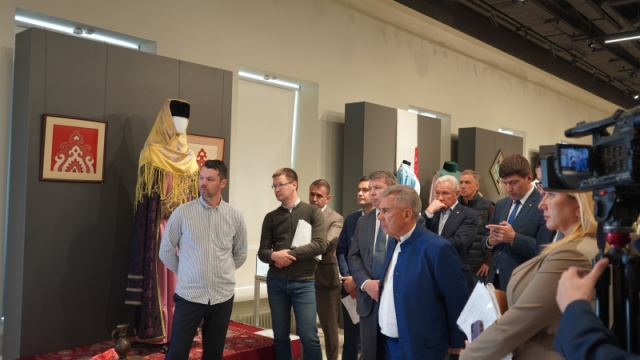 Рустам Минниханов посетил показ Театра национального костюма