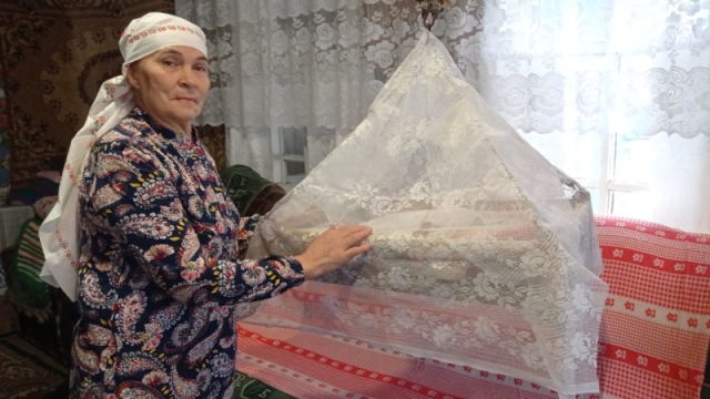 Римма Бахтегареева уроженка деревни Уразаево Агрызского муниципального района Республики Татарстан поет колыбельную