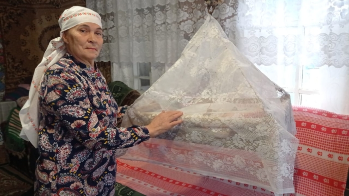 Римма Бахтегареева уроженка деревни Уразаево Агрызского муниципального района Республики Татарстан поет колыбельную