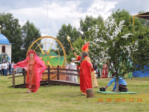 Театрализованное представление на мордовском фестивале "Валда шинясь"