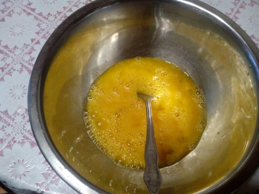 Процесс приготовления выпечки. Взбить яйца, добавить щепотку соли, соды
