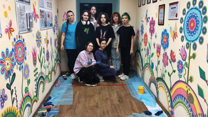 Юные художники ДХШ №4 расписали стены центра «Здравушка»
