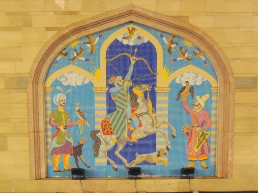 Изображение ханской соколиной охоты можно увидеть на одном из декоративных панно, украшающих станцию метро «Кремлевская» Казанского метрополитена
