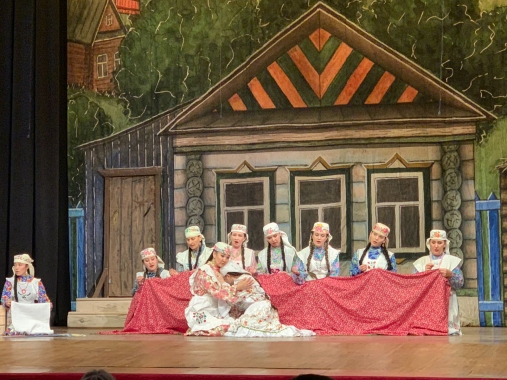 Сцена из спектакля театра из Муслюмовского района