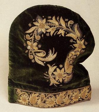 Калфак – «золотое перо». Бархат, канитель, трунцал. XIX век. Хранится в Национальном музее Республики Татарстан