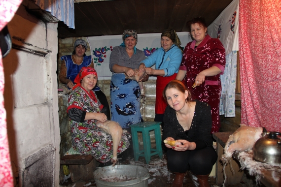 Татарские женщины ощипывают гусей. дер. Малые суни, Мамадышский район, Республика Татарстан