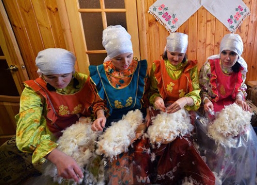 Процесс ощипывания гусей. Татарские женщины. Архивное фото