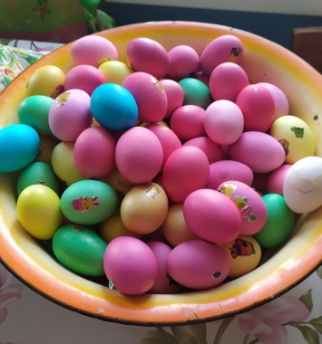 Готовые крашеные яйца на праздник