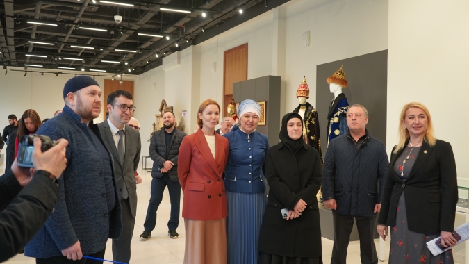 Министр культуры Чеченской республики А.Р.Кадырова на показе Театра национального костюма