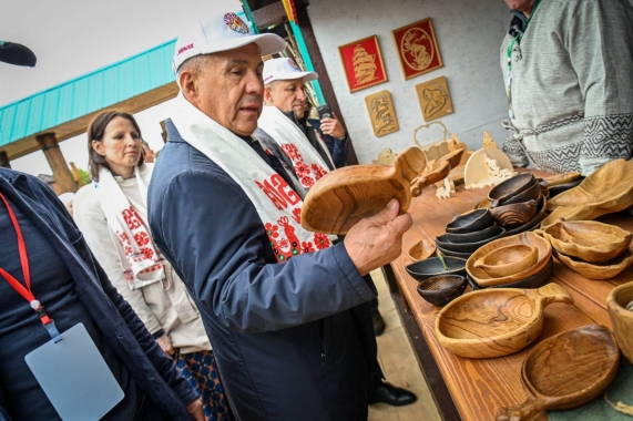 Конкурс «Резное совершенство» посетил и президент Татарстана Рустам Минниханов