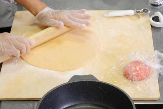 Раскатать тесто в пласт толщиной 1-1.5 мм.