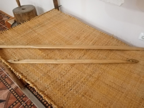 При изготовлении рогожи еще используются инструменты инә (игла) и калак (деревянная гладкая палка)