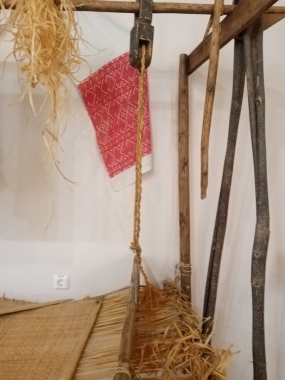 Часть станка для изготовления рогожи - «чыгыр». Через чыгыр проводят плетеную из мочалы  веревку