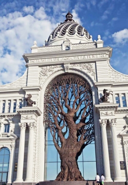 Бронзовое дерево в арке Дварца Земледельцев