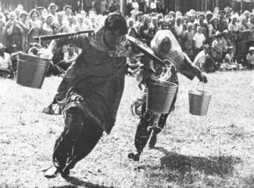 Бег с ведрами на коромыслах, праздник «Сабантуй». Казань, 1965 г.