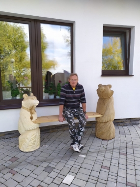 Вадим Иманбаев изготовил оригинальную скамейку, которую украшают две скульптуры медведей