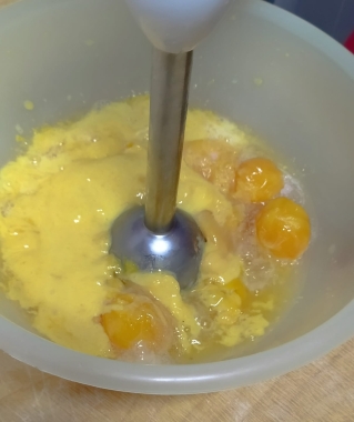 8-10 размороженных яиц взбивают до пены