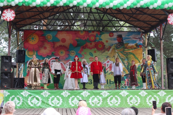 На сцене - танцы народов, проживающих в Самарской области