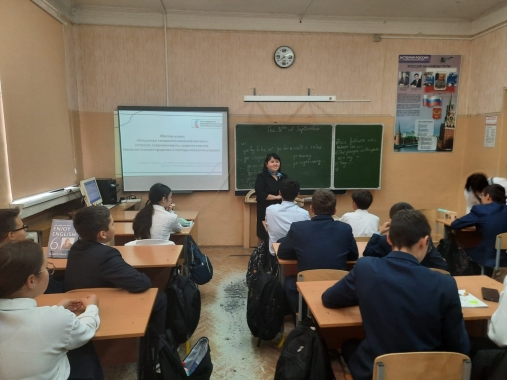 Ученикам рассказали об истории татарской кожаной мозаики