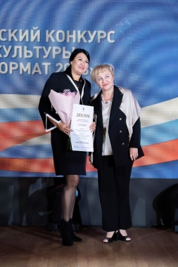 Один из авторов проекта-победителя – Сафина Айгуль Балбаевна с наградой