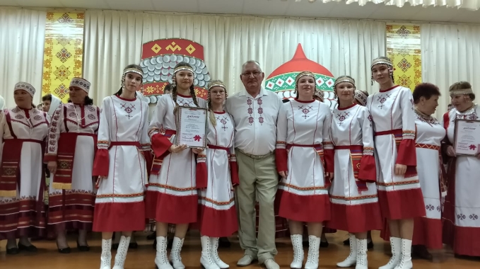 Вокально-хореографический коллектив «Карусель» Большешемякинского СДК (руководитель Елена Савелькина)