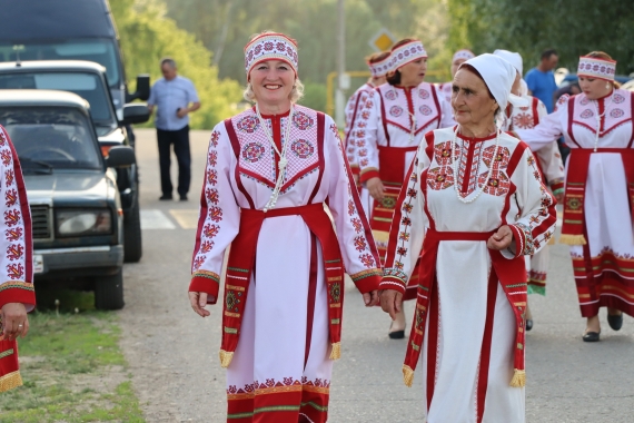 Участники фестиваля чувашской песни и танца «Теччĕ шевлисем»