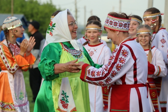 Участники фестиваля чувашской песни и танца «Теччĕ шевлисем»