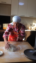  Процесс выпекания хлеба: формирование хлеба из теста. Фото взято из личного архива Замалиевой Гульзады Фазыловны, жительницы с.Сиза Арского МР РТ