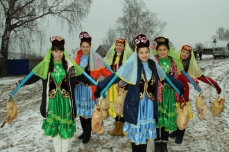 Нарядно одетые молодые девушки на коромыслах несут мыть гусей. дер. Малые Суни, Мамадышский район, Республика Татарстан