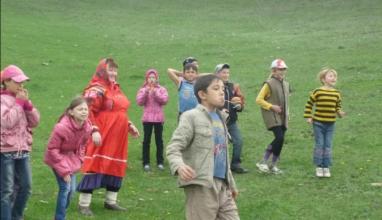 В ходе праздника дети играют в традиционные чувашские игры. с. Потапово-Тумбарла, Бавлинский район, РТ. 08.05.2016 г.