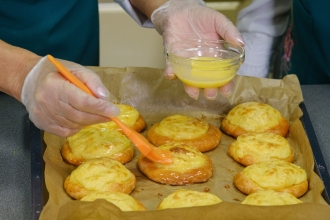 Готовые шәңгә с картошкой смазать растопленным сливочным маслом