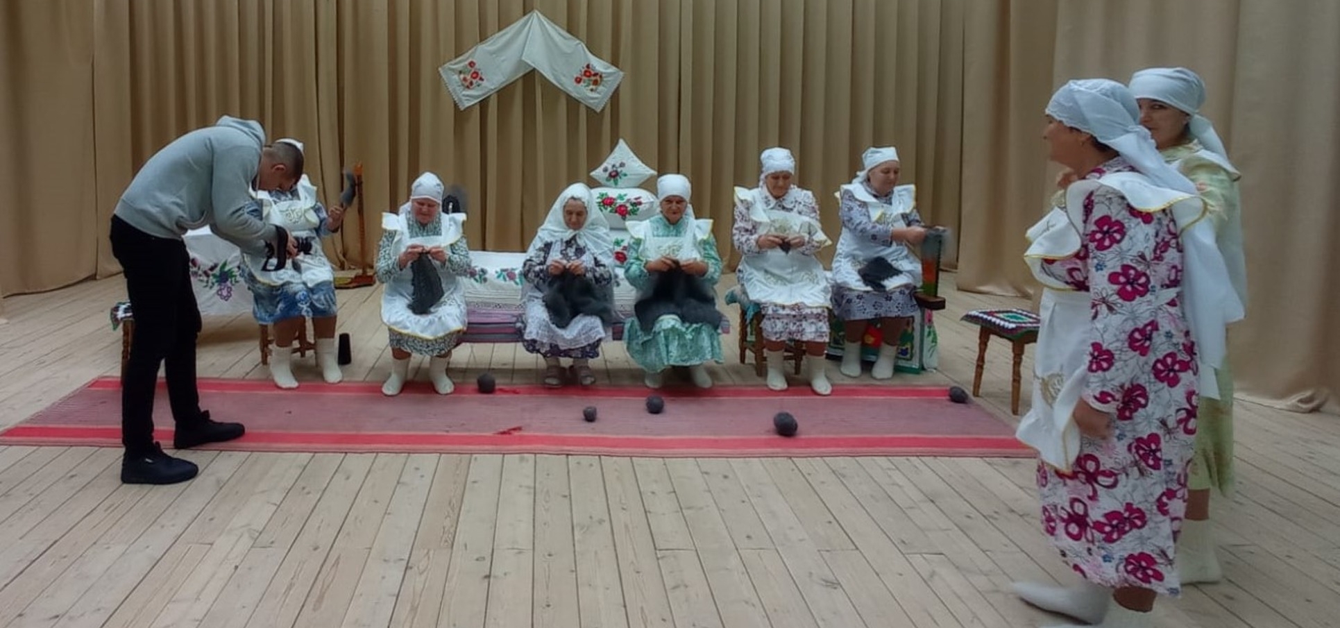 Мастерицы Рыбно-Слободского района рассказали о ремесле по вязанию шалей