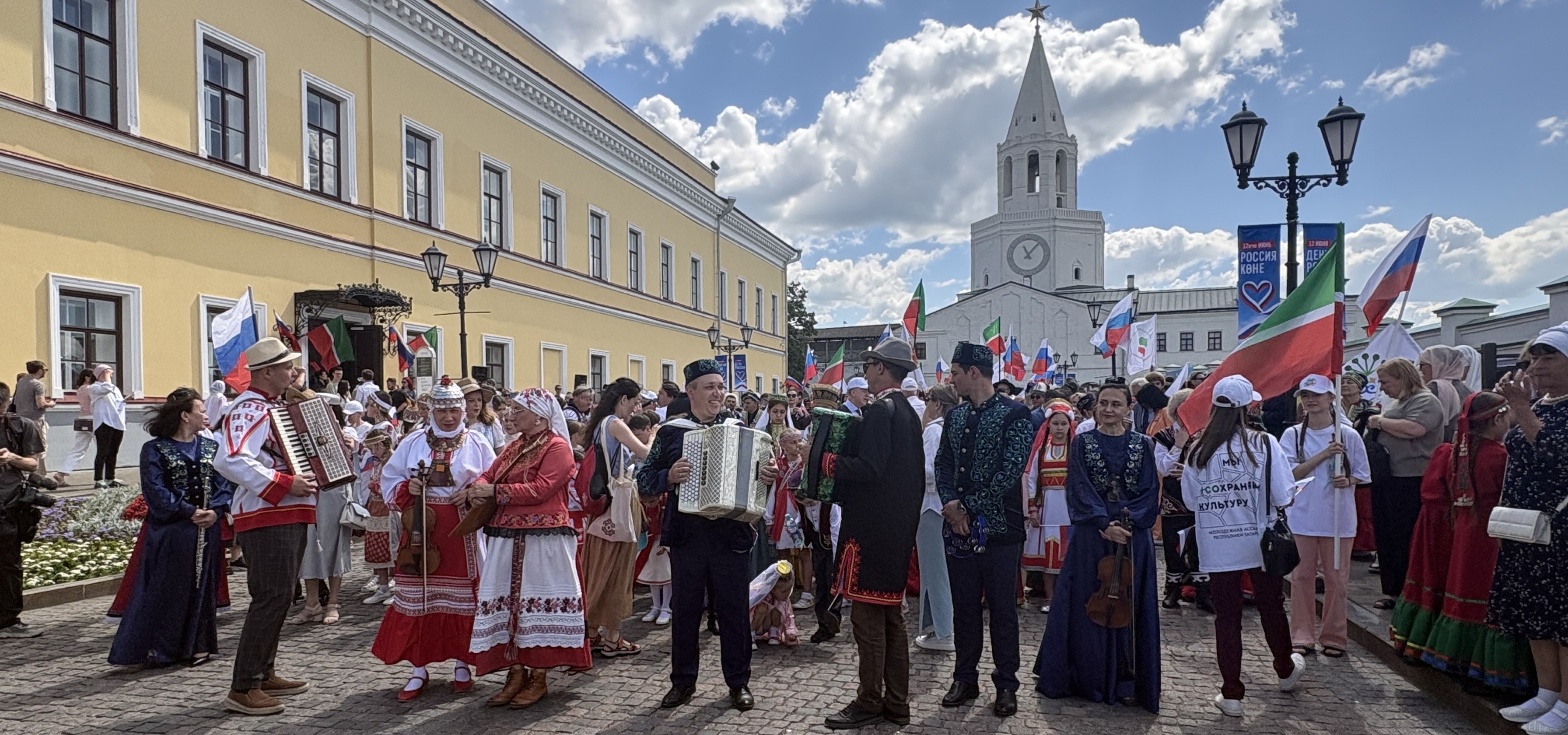День России в Казанском Кремле отметили Республиканским этноконфессиональным фестивалем «Мозаика культур»